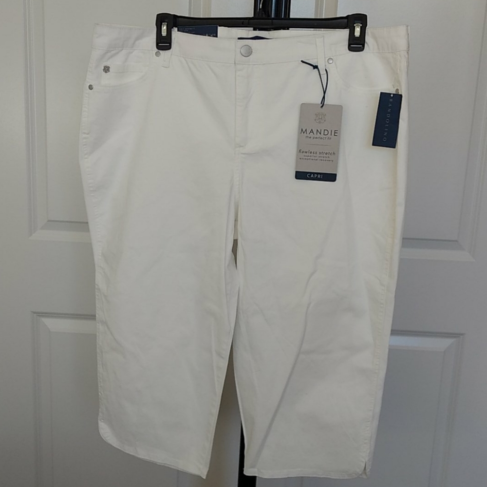 BANDOLINO Mandie Stretch Capri Shorts Plus Size